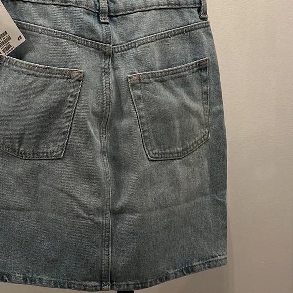 H&M Denim mini skirt. Medium wash. Size 6 - Picture 10 of 10